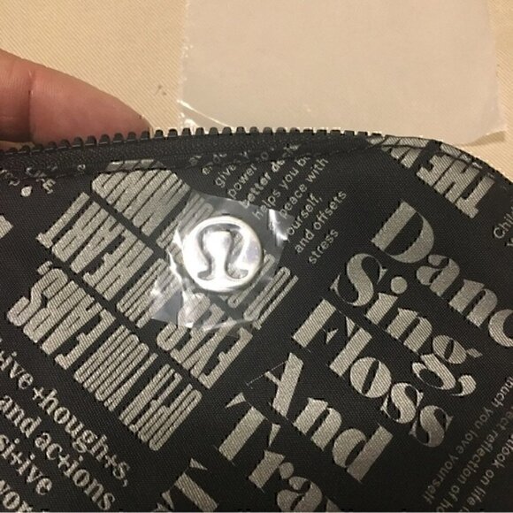 Lululemon Clippable Card PouchManifesto Print black / gray